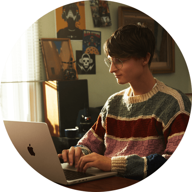 Ung mann skriver på en MacBook Pro