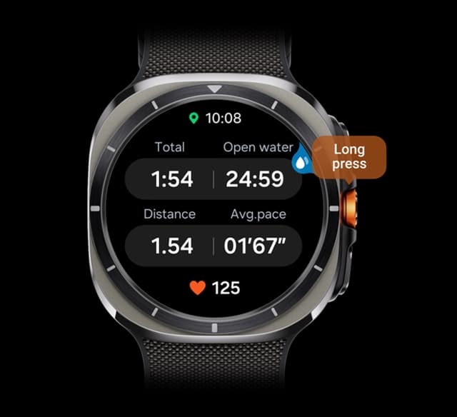En Galaxy Watch Ultra viser en treningsøkt på skjermen når hurtigknappen trykkes lenge