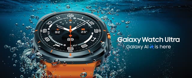 En Galaxy Watch Ultra sees på nært hold i vannet