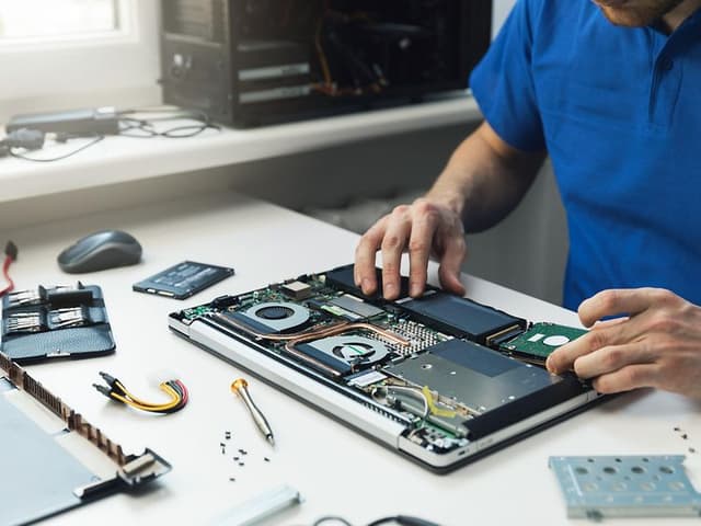 Mann som skifter en SSD