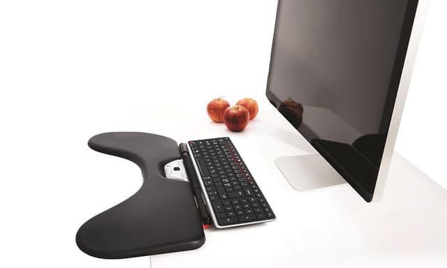 Contour RollerMouse och tangentbord bredvid en datorskärm