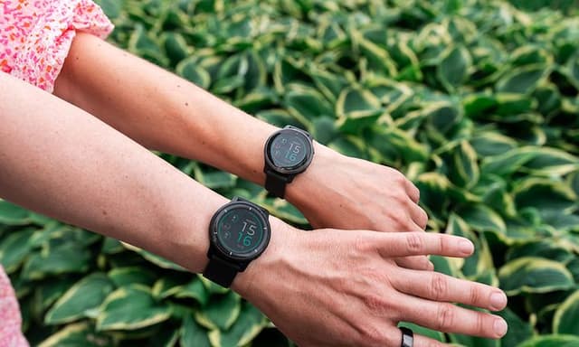 nærbilde sammenligning av størrelse på garmin venu 2 og 2s