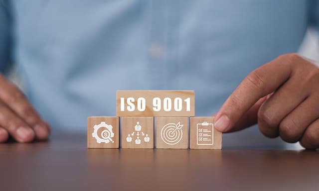 Treklosser med ISO 9001-sertifiseringstekst