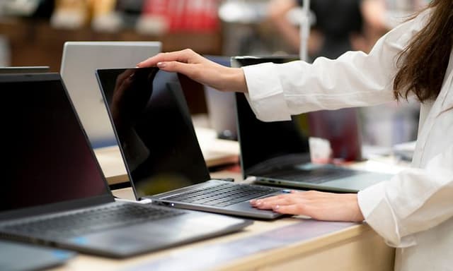 Billig PC guide: Dame ser på PC-er i en butikk